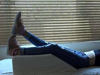 Фетиш Кристи на новые кроссовки заводит каждый раз, просто дико!