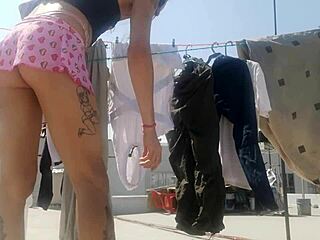 Sousedka tranny způsobuje erekce nahoře