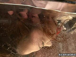 Babe Miu sa malim sisama žudi za čvrstim bondageom