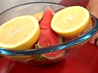 Brunette hebat pijit buah dada dengan kaki seksi dan dikongkek gaya anjing kuat 😍