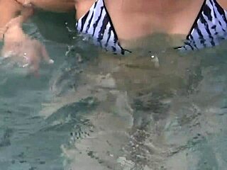 Imádom villogni a strandon, felállítom a faszomat, aztán baszom az idegent! 😜