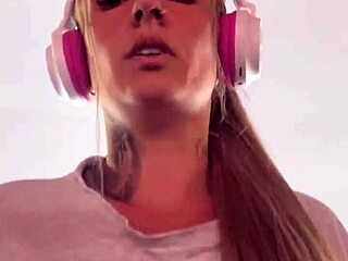 Eu Na Academia Fazendo Um Cardio Me Deu Muito Calor Tirei A Camiseta E Fiquei De Suti� O Tes�o Era Grande Bucetinha Toda Molhadinha