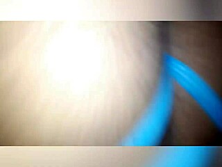 Chupando y me hace la cola, ¿un morocho con dos amigos?