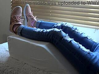 Фетиш Кристи на новые кроссовки заводит каждый раз, просто дико!