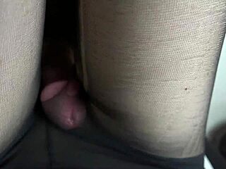 她的POV显示丝袜大腿性交粘稠射精