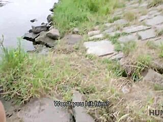 Impozantní venkovní sex s elegantní brunetkou za peníze