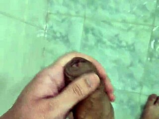 Amadora brasileira gostosa goza no chuveiro pros vizinhos