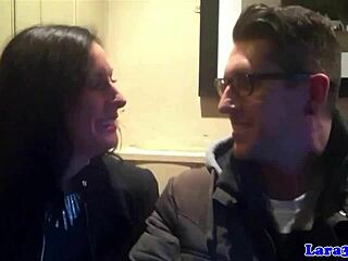 גברת מבוגרת אלגנטית מרימה בחור ומוצצת לו