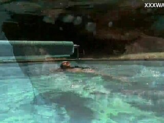 Ungarische Lana schwimmt unter Wasser für euch