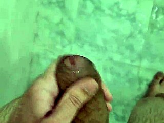 Şirin Brezilya amatör komşular için duşta boşalıyor