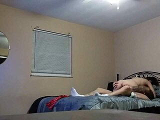 Teini-tyttö rakastaa imemistä ja ratsastamista isolla kyrvällä