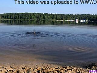 Gola mlada ženska se sleče za potapljanje na javni plaži