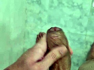 Şirin Brezilya amatör komşular için duşta boşalıyor