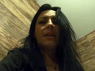 Milfycalla, si za vroče piškanje in masturbacijo v nogavicah?