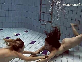 Iva Brizgina en Paulinka Delen Stomende Lesbische Momenten in Zwembad