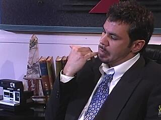 Milf blonde seksi cium bos di sofa