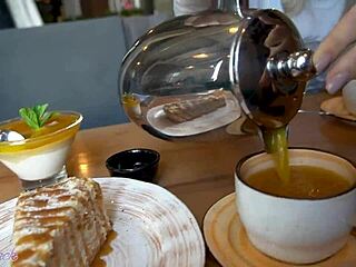 Wibrator na odległość Letty Black brzęczy w zatłoczonej kawiarni