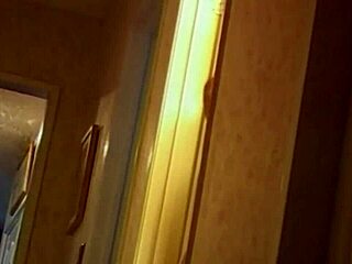 興奮した男が女のケツ穴を広げる