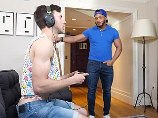 Denne gamer twinken fra Manroyale bruker sin trange rumpe til å tipse budet! 😏