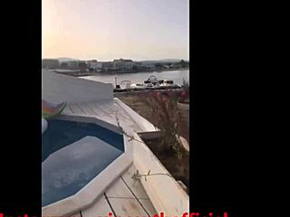 Remaja Emas Menggoda Tunjuk Kurva Bikini di Spring Break