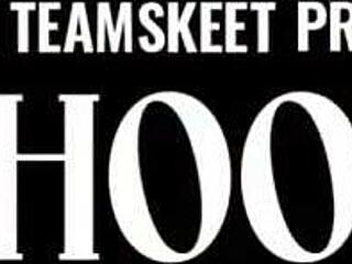 Hübsche Teamskeet-Schlampe wichst auf dem Schreibtisch des Meisters für Finger-Action