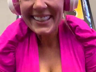 Eu Toda Molhadinha na Academia de Tanto Subir e Descer Minha Bucetinha Encharcada que Minha Roupa Ficou Transparente