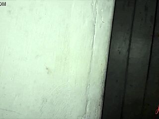 Развратната дебела леля кара момчето да свърши в догги?