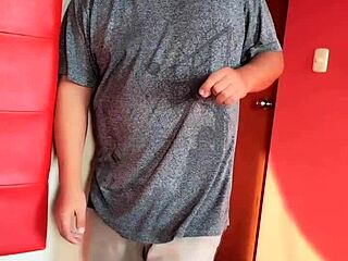 pizza delivery guy gets paid with my tight latina backside