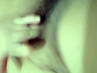 Dia duduk atas vibrator depan dan belakang, amaran sebelum pancut dalam video rumah tangga bahagian 4 dari 5