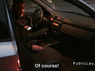 Pár keményen dug a kamerának nyilvános beltéri helyen