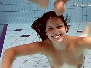 Iva Brizgina et Paulinka partagent des moments softcore torrides entre lesbiennes à la piscine