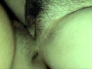 Desi stesøster veileder meg under TV-tid