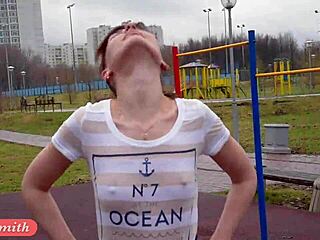 جني سميث تكشف طيزها في الكيلن أثناء التمرين