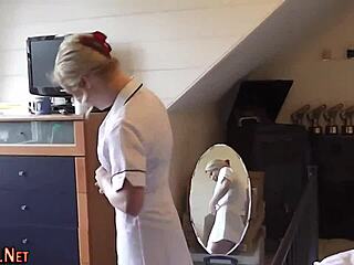 Saya Kongsi Zakar Saya Dengan Hottie Matang Berhak Dan Stoking