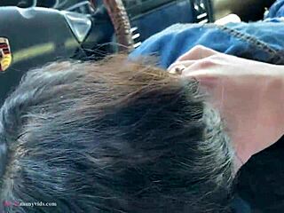 Миниатюрная 18-летняя брюнетка сосет в Порше ради острых ощущений