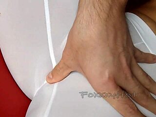 me la mete por el culo sin cond�n hasta terminar adentro uno de mis fans que me llevo al hotel sin avisarle a mi esposo