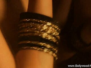 Zvodná indická milfka tanečnica maškrtí stripmovými pohybmi