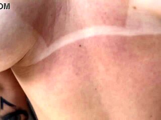 이웃이 뒷마당에서 옷 빨래하면서 알몸 찍다가, 내가 보지 줌