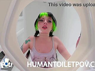 Goth-Fetisch-Video zeigt Kittycamtimes unerwartete Begegnung mit einer menschlichen Toilette