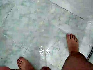 Mijando no banho