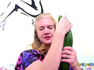 Lily May tunkee ison lelun kypsään eurooppalaiseen pilluun