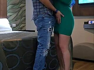 Liberalt ekteskap feirer jubileum ved å invitere juangorilla til hotwife-opplevelse