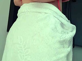 Pelebur pirang tunjuk punggung besar balut tuala di tingkap