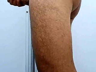 Diogo brasileiro masturbando sozinho com prazer intenso