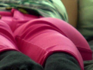 つま先ソックスが彼女の欲情燃やす、蒸し暑いベッドルームセッション