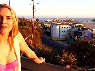 POV лезбийска забава: Cosima Knight и Roxy Rox играят с путки