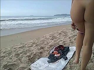 まったく恥ずかしくない、ブラジルのフロリアノポリスビーチで裸で歩いて、好きだよ！