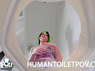 Video fetish goth mostra l'incontro inaspettato di Kittycamtime con un bagno umano