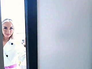 Me pongo tan cachonda con mi coño apretado lleno de polla