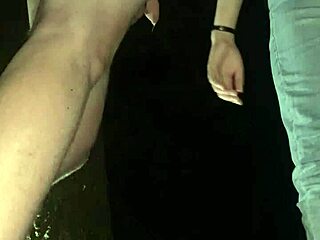 Feleség keményen peggel férjet nyilvános erdőben mindenkinek